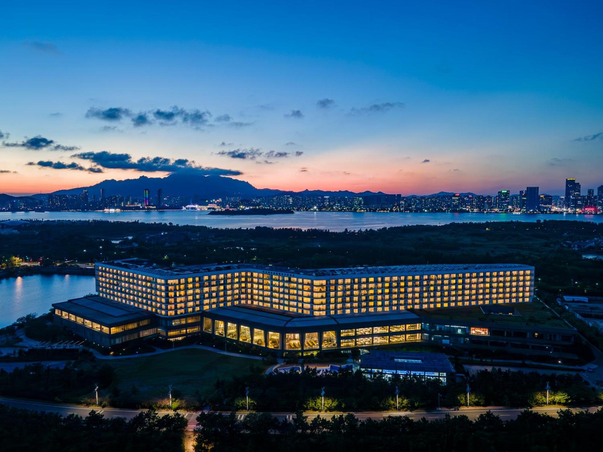 Отель Wyndham Grand Циндао Экстерьер фото