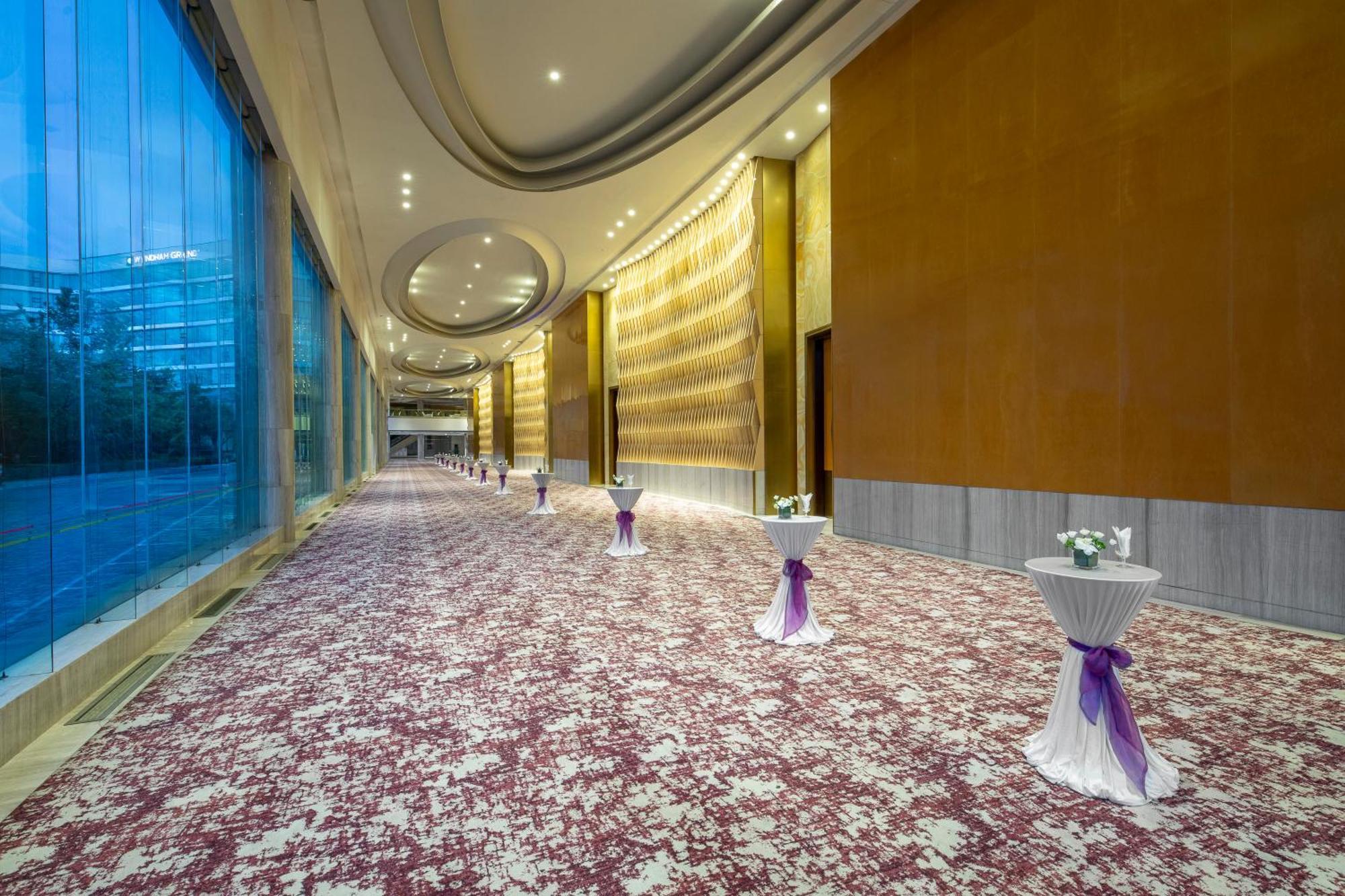 Отель Wyndham Grand Циндао Экстерьер фото