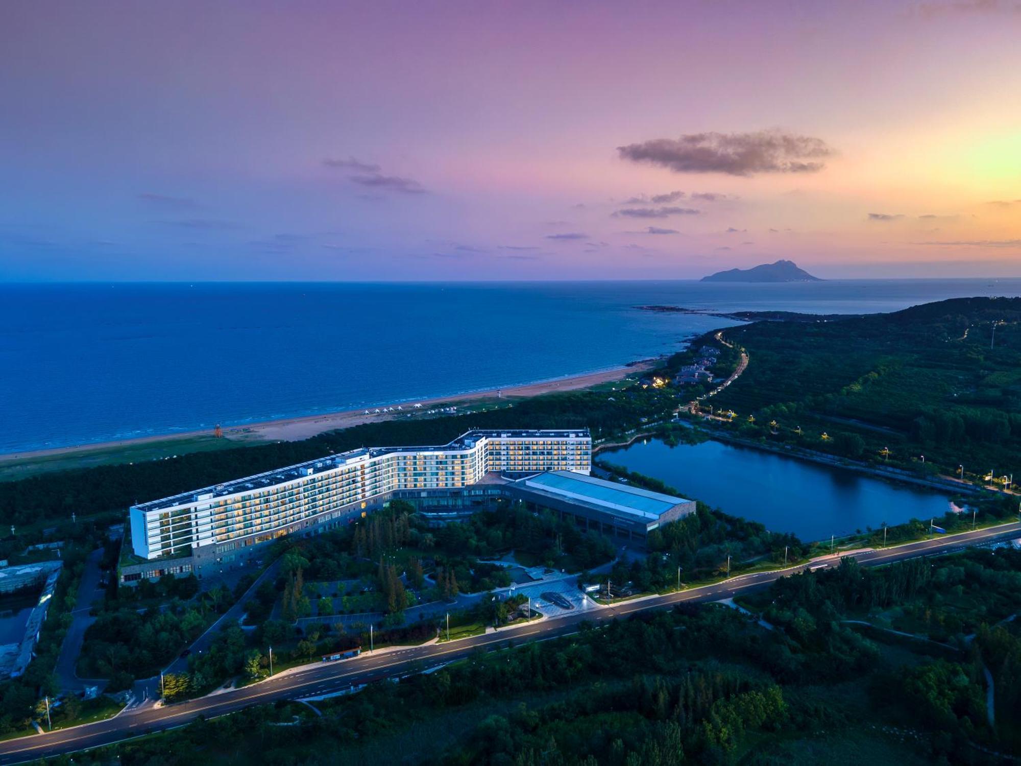 Отель Wyndham Grand Циндао Экстерьер фото