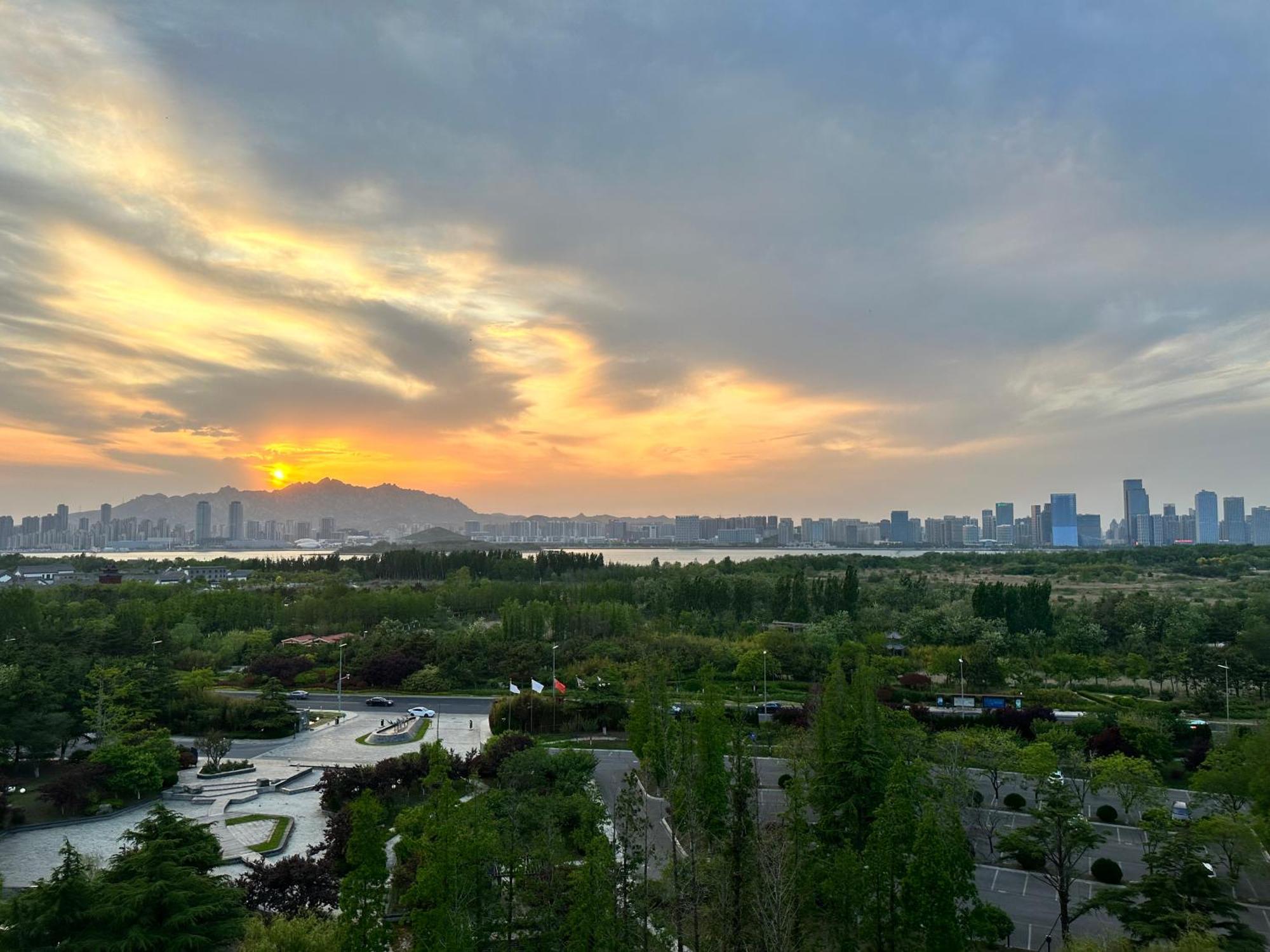 Отель Wyndham Grand Циндао Экстерьер фото