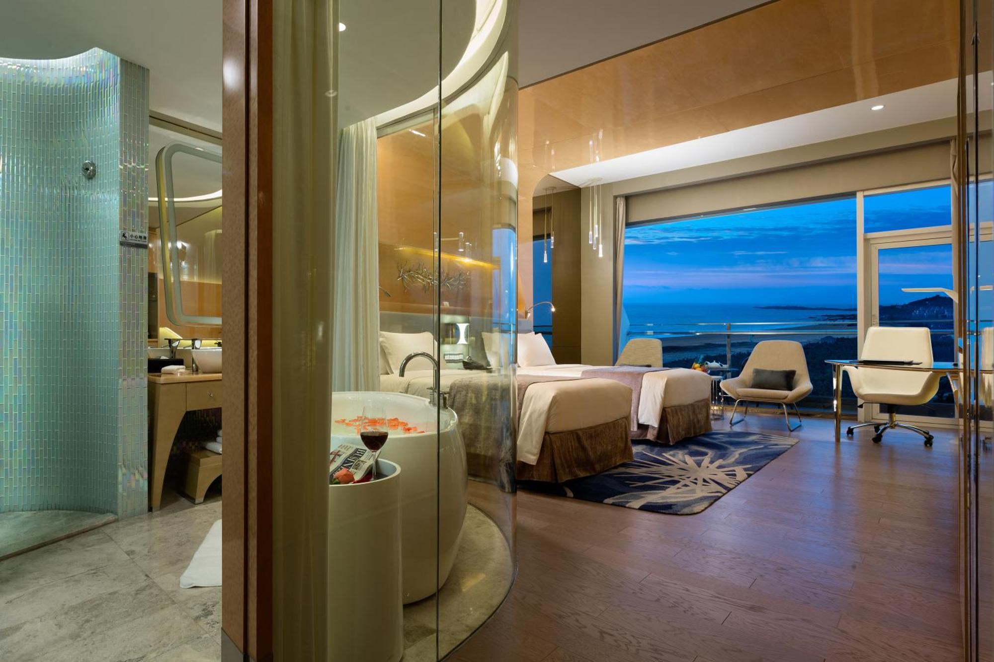 Отель Wyndham Grand Циндао Экстерьер фото